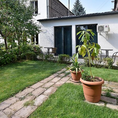 The Nut Guest House Yerevan Bagian luar foto