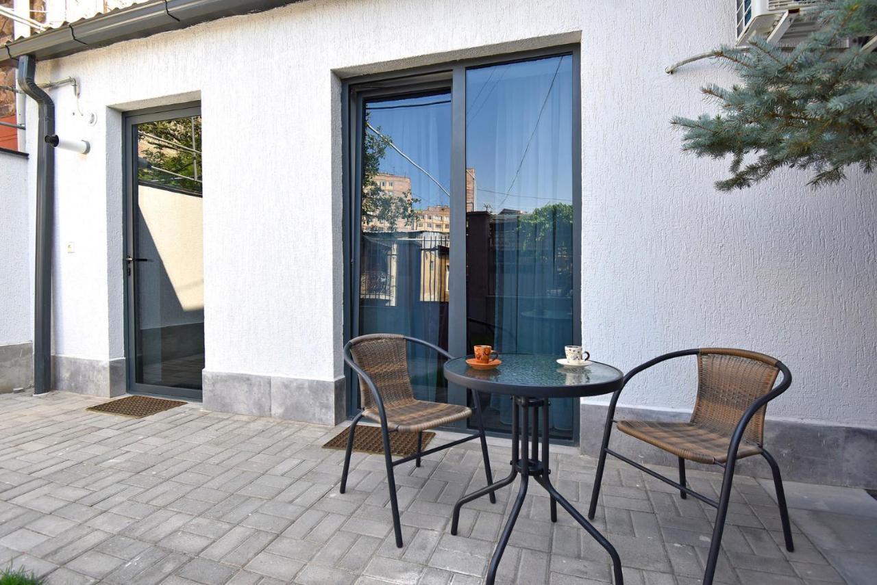 The Nut Guest House Yerevan Bagian luar foto