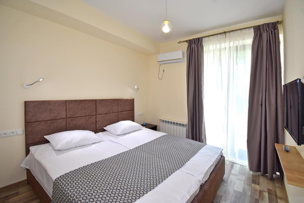 The Nut Guest House Yerevan Bagian luar foto