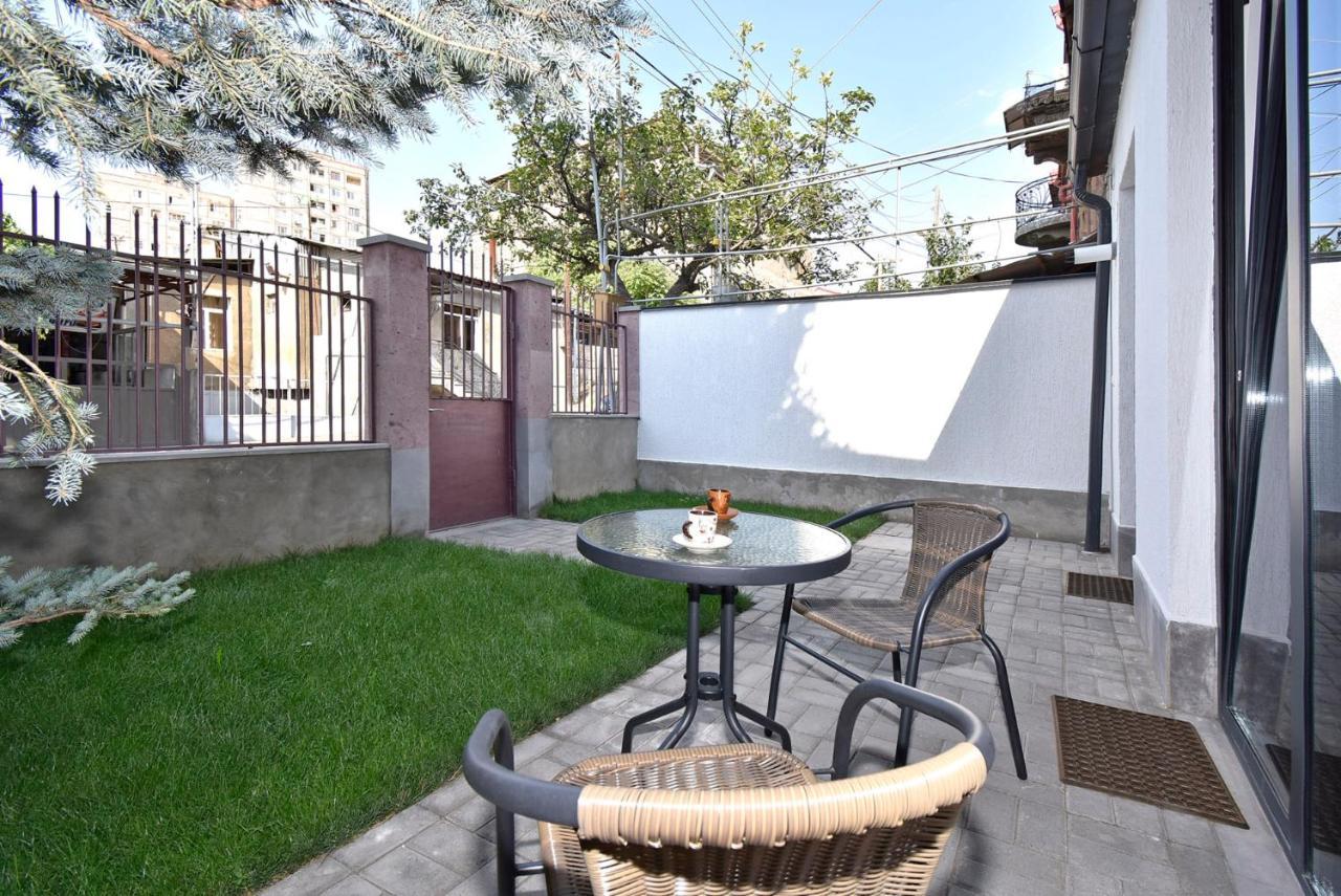 The Nut Guest House Yerevan Bagian luar foto