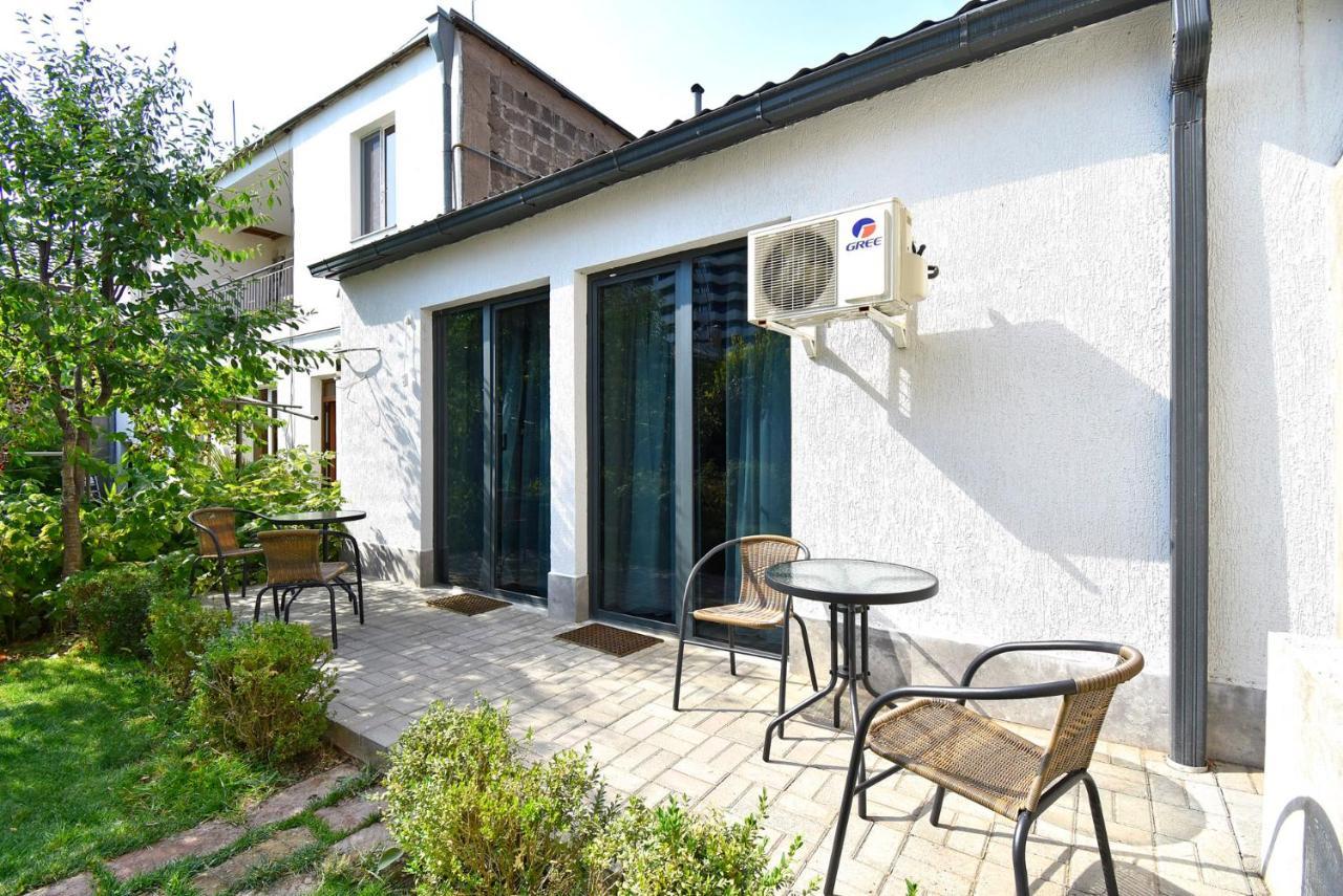 The Nut Guest House Yerevan Bagian luar foto