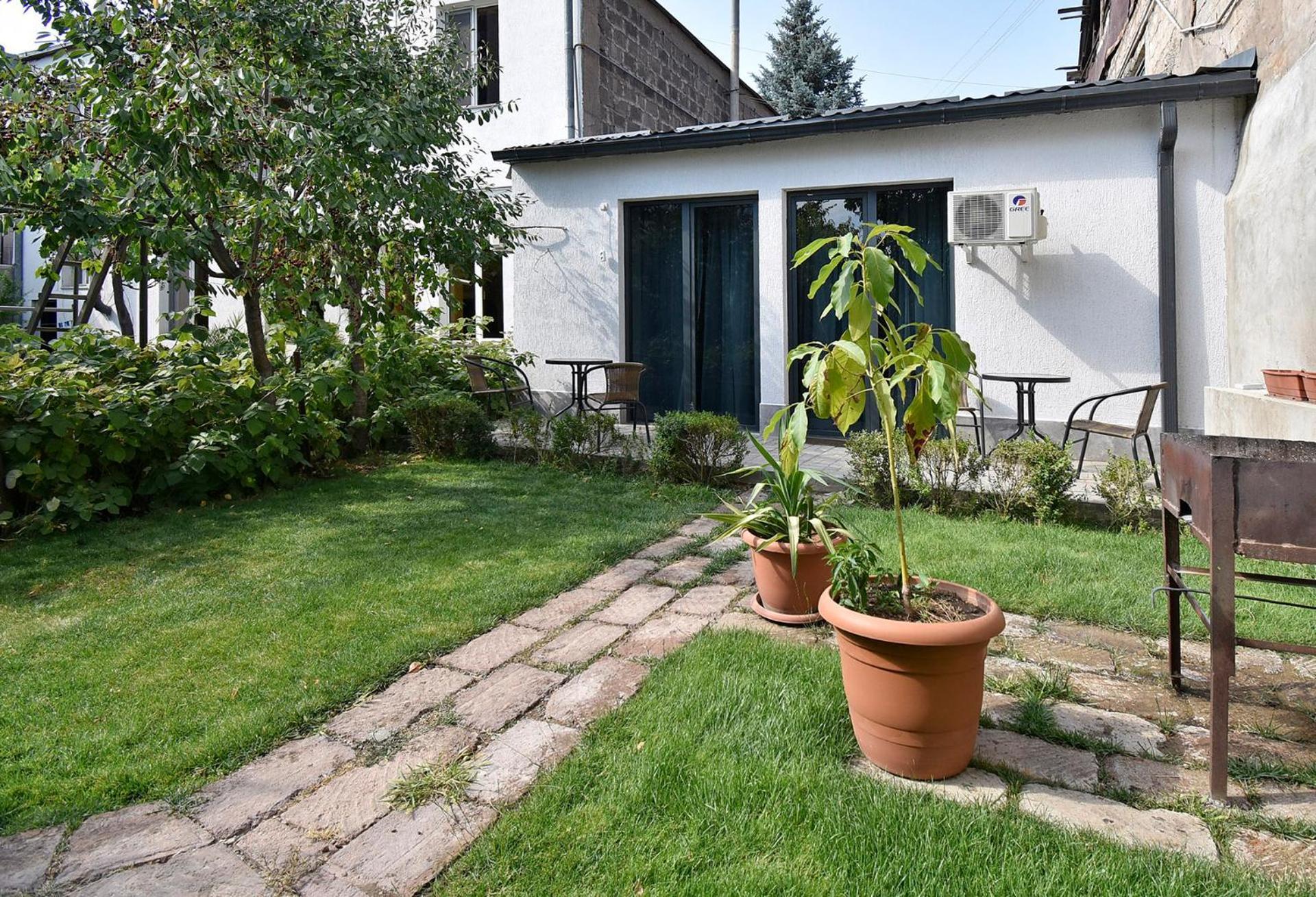 The Nut Guest House Yerevan Bagian luar foto